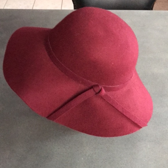Nobia 100% wool flowy round hat in wine - Picture 2 of 10
